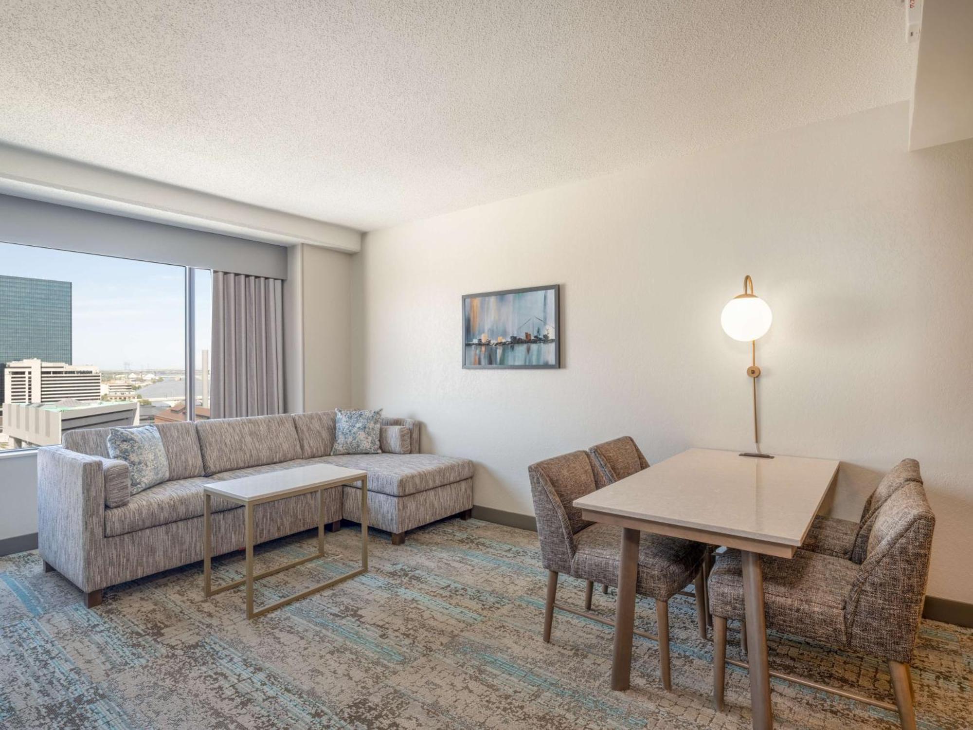 One-Bedroom Queen Suite River View Hearing Accessible,1557057409:JPEG
